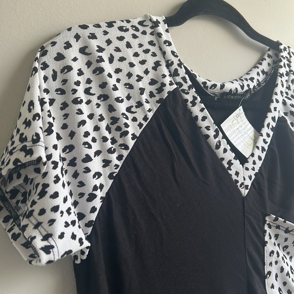 5/$25 Women's V Neck Black and Dalmatian Short Sleeve Top NWT Small - Picture 2 of 5